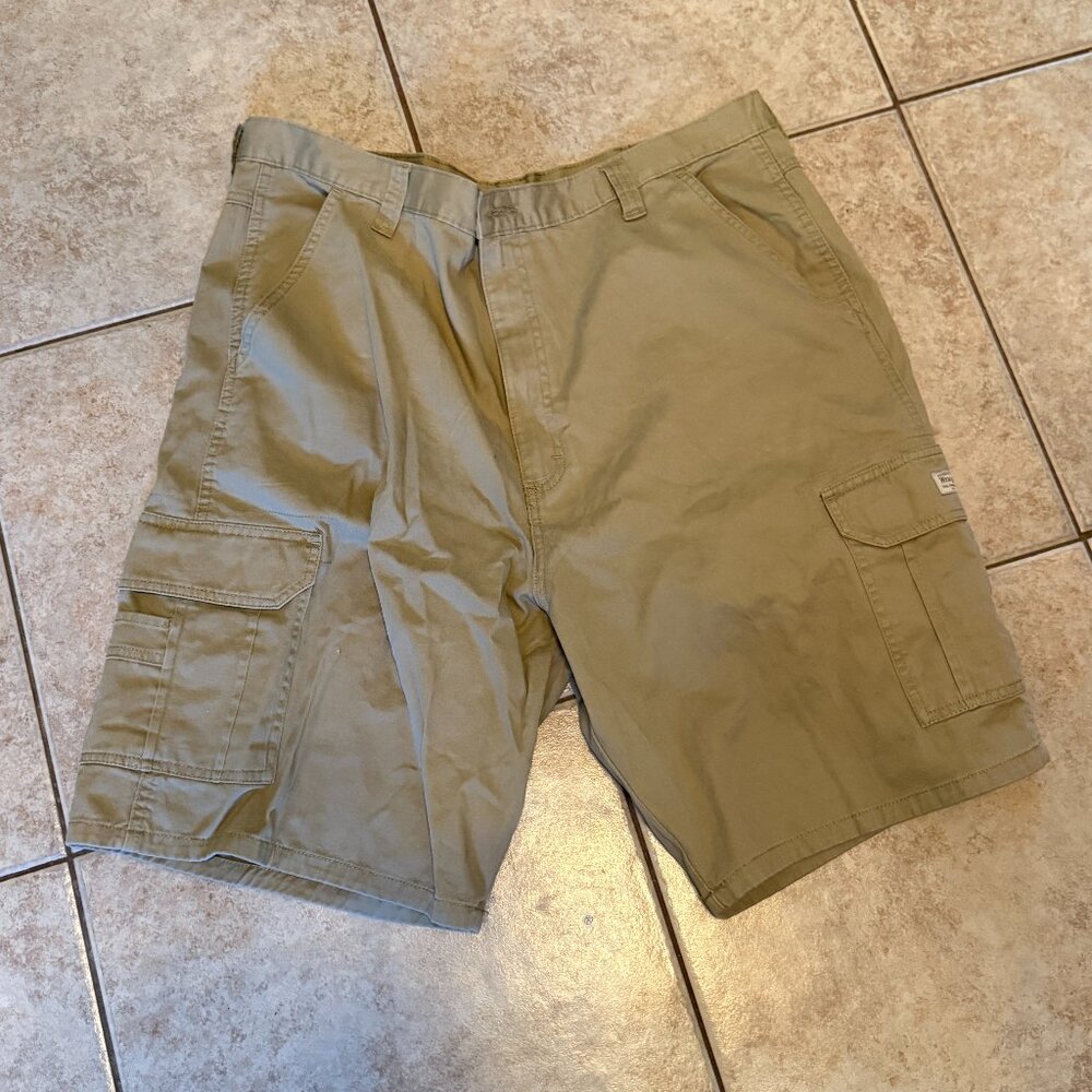 Wrangler Cargo Shorts men's 40 Tan (008)
